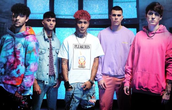 Fans de CNCO vuelven tendencia a la Torre BBVA ubicada en CDMX 4 CNCO Torre BBVA