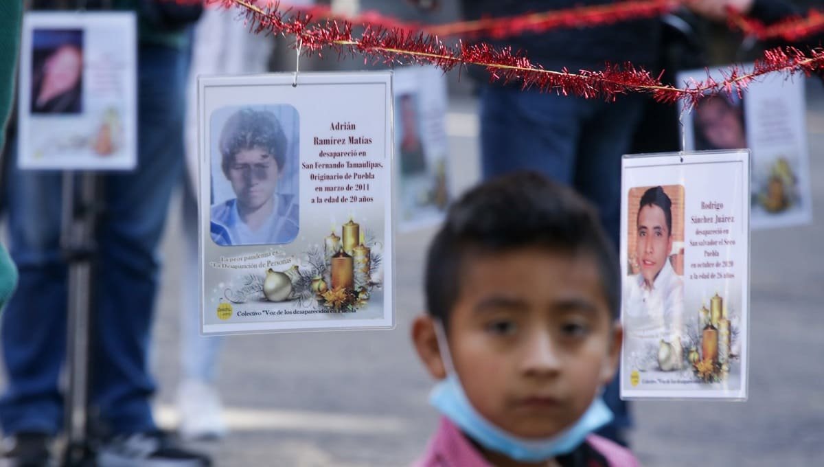 FOTOS: Colectivo adorna árbol en el zócalo de Puebla en honor a sus familiares desaparecidos 8 desaparecidos 1