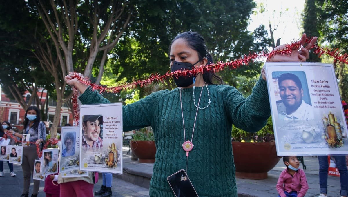 FOTOS: Colectivo adorna árbol en el zócalo de Puebla en honor a sus familiares desaparecidos 7 desaparecidos