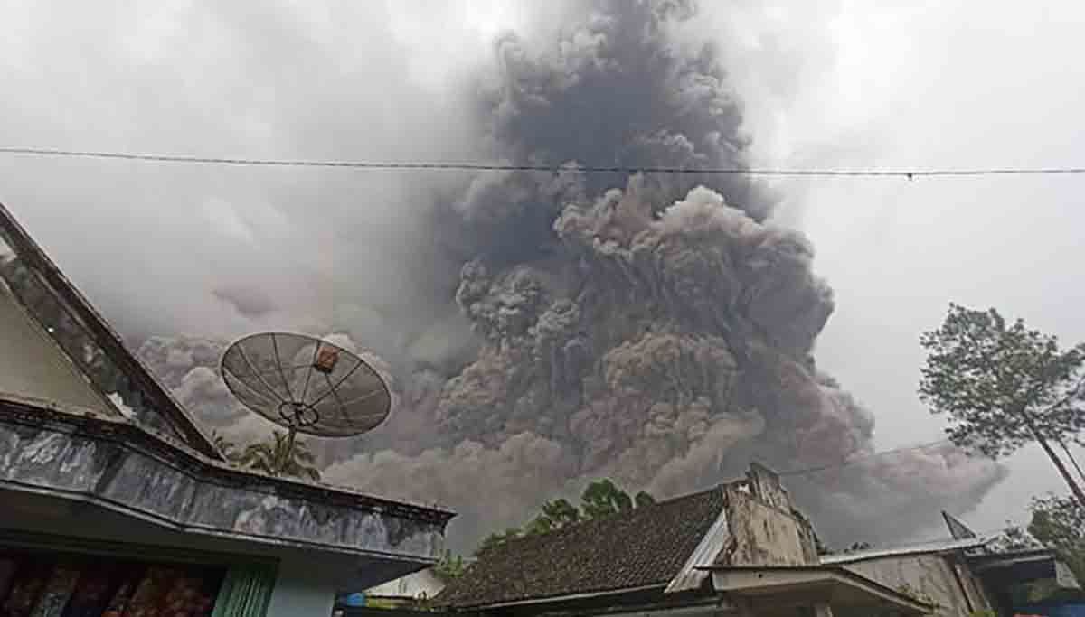 Volcán de Indonesia entra en erupción; hay un muerto y 41 lesionados 2 explosion indonesia