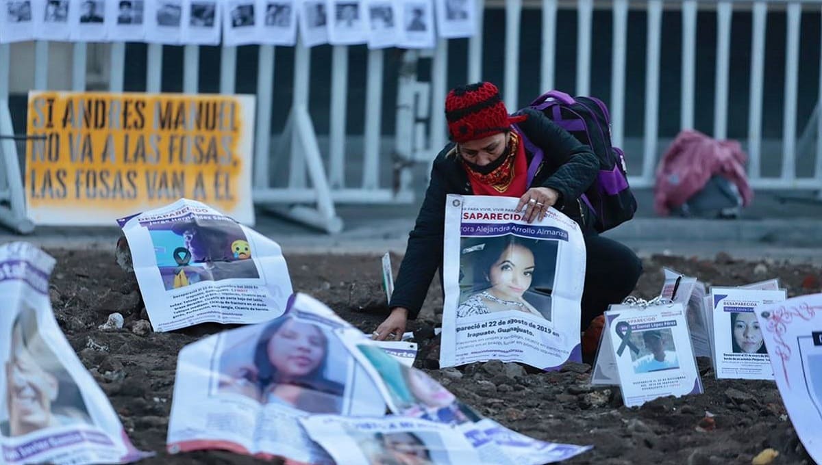 Familias de desaparecidos recrean fosas frente al Palacio Nacional 3 fosas desaparecidos palacio nacional 1