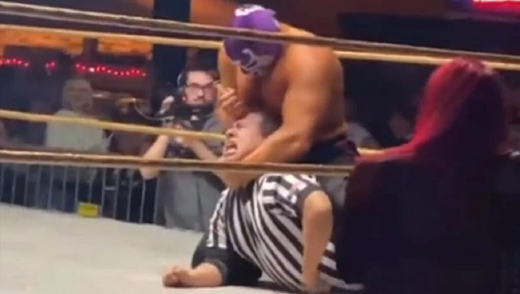 luchador apunala a referi. 1