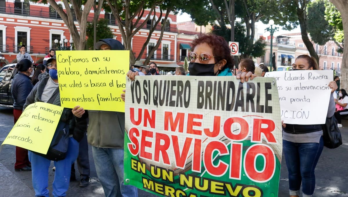 Pide Lalo Rivera acuerdo entre locatarios del mercado Amalucan para definir remodelación 4 manifestacion amalucan 3 1