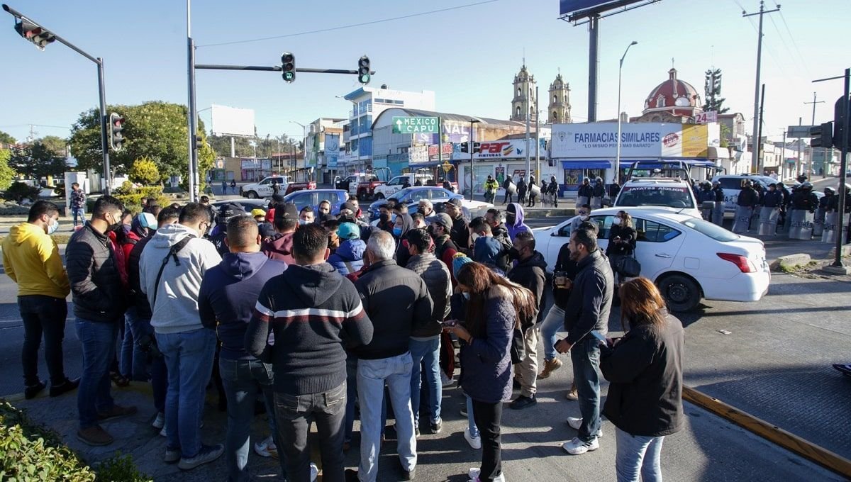 Conductores de Uber bloquean China Poblana, caseta Atlixco y Calzada Zaragoza por regulación de tarifas 5 Manifestación de Ubers en Puebla