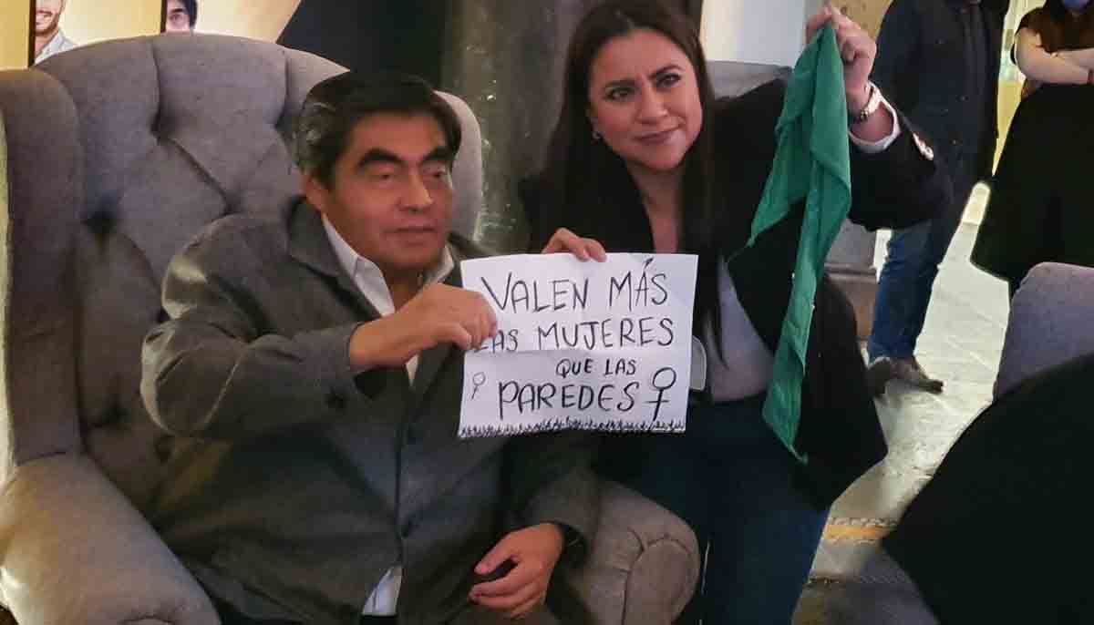 Barbosa y Olimpia Coral sostienen mensaje en apoyo a feministas: "Valen más las mujeres que las paredes" 2 olimpia miguel barbosa