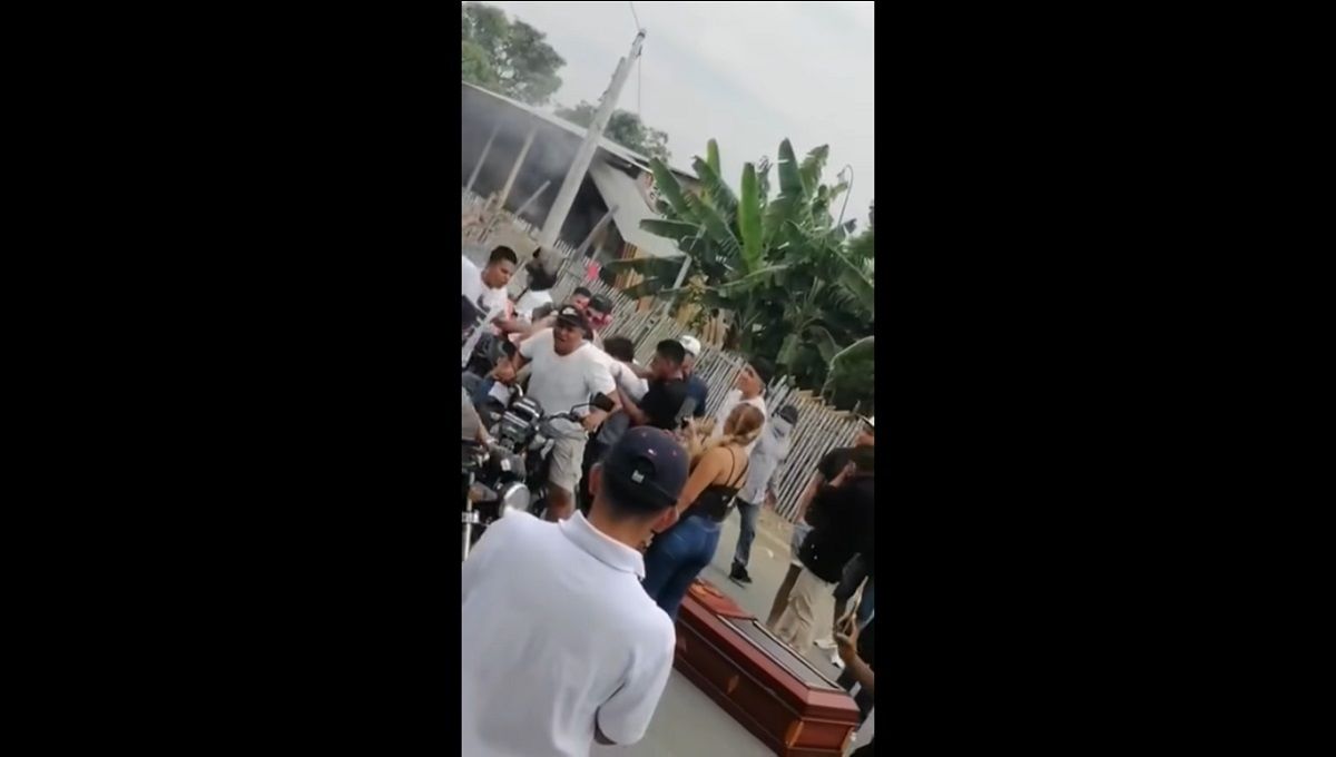 La última vuelta: sacan el cadáver de su amigo del ataúd y lo pasean en moto en Ecuador (VIDEO) 2 pablo escobar juan gabriel