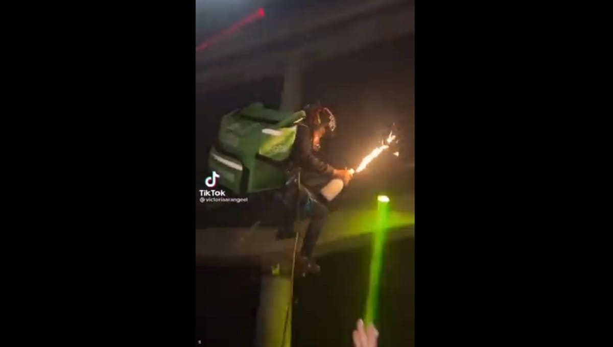 ¡Con estilo! Repartidor entrega botella a cumpleañero en un antro y se hace viral 3 regalos 1