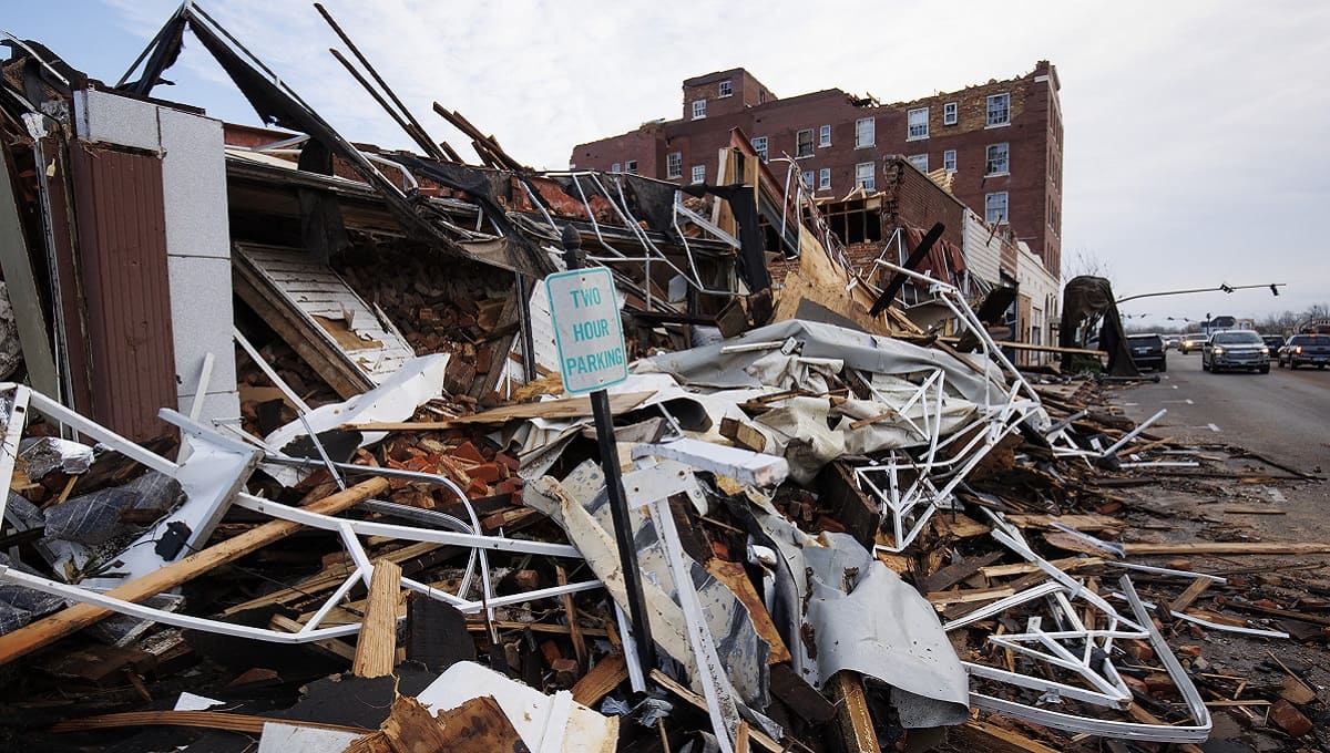 Prevén más de 100 muertos por tornados en Kentucky 3 tornados 1