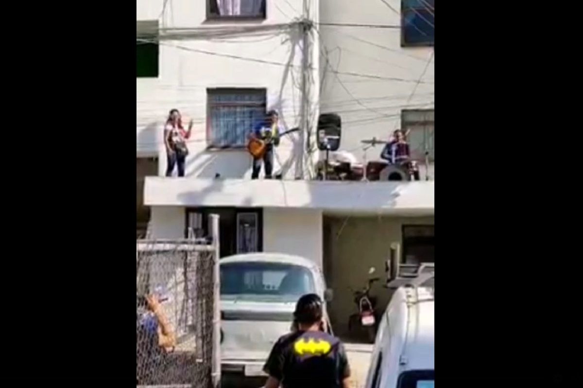 VIDEO: Los Beatles de Villa Frontera dan concierto en azotea y se viralizan 2 Britney 1