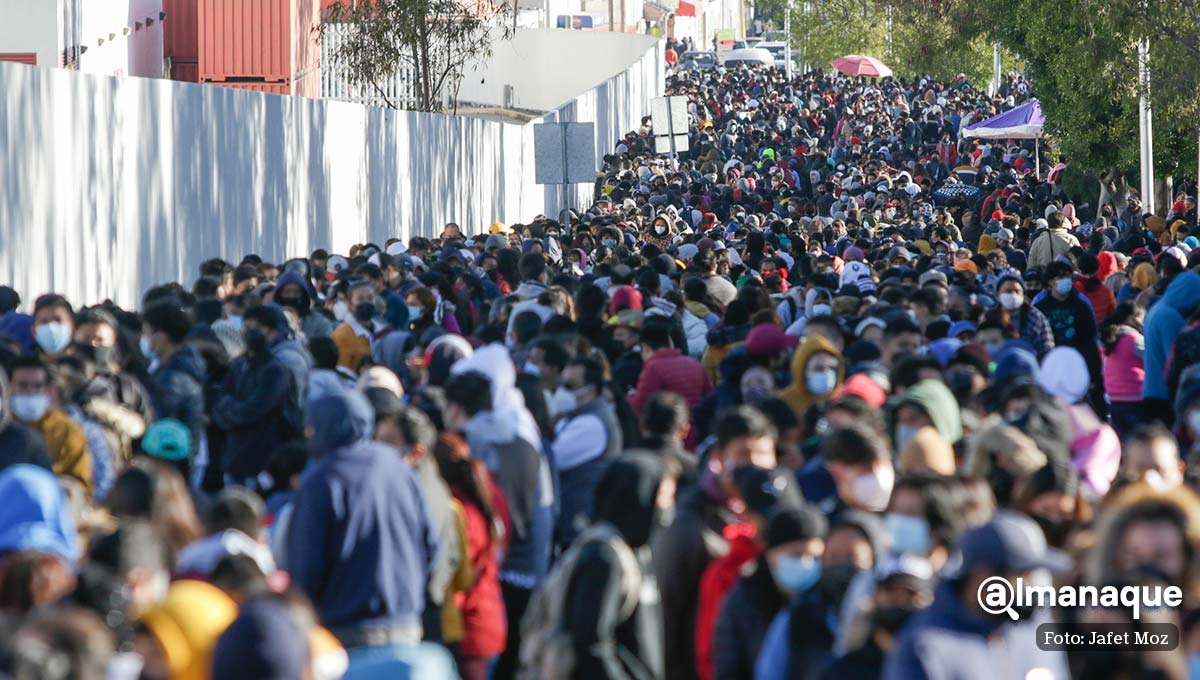 FOTOS: Poblanos desbordan el Centro Expositor para recibir refuerzo contra COVID 7 Centro Expositor Vacuna 50 anos Puebla 5
