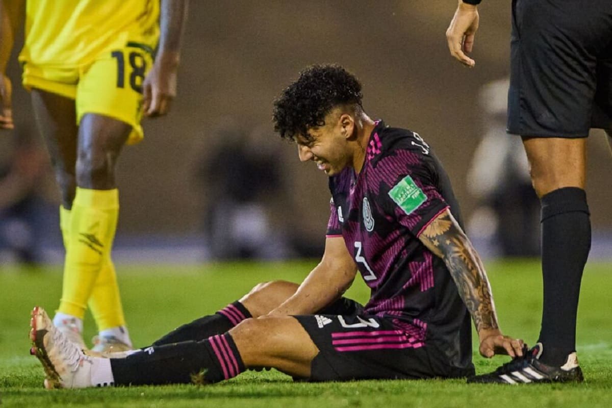 Jorge Sánchez sale lesionado del encuentro México-Jamaica; duró 5 minutos 2 Jorge Sanchez sale lesionado 1