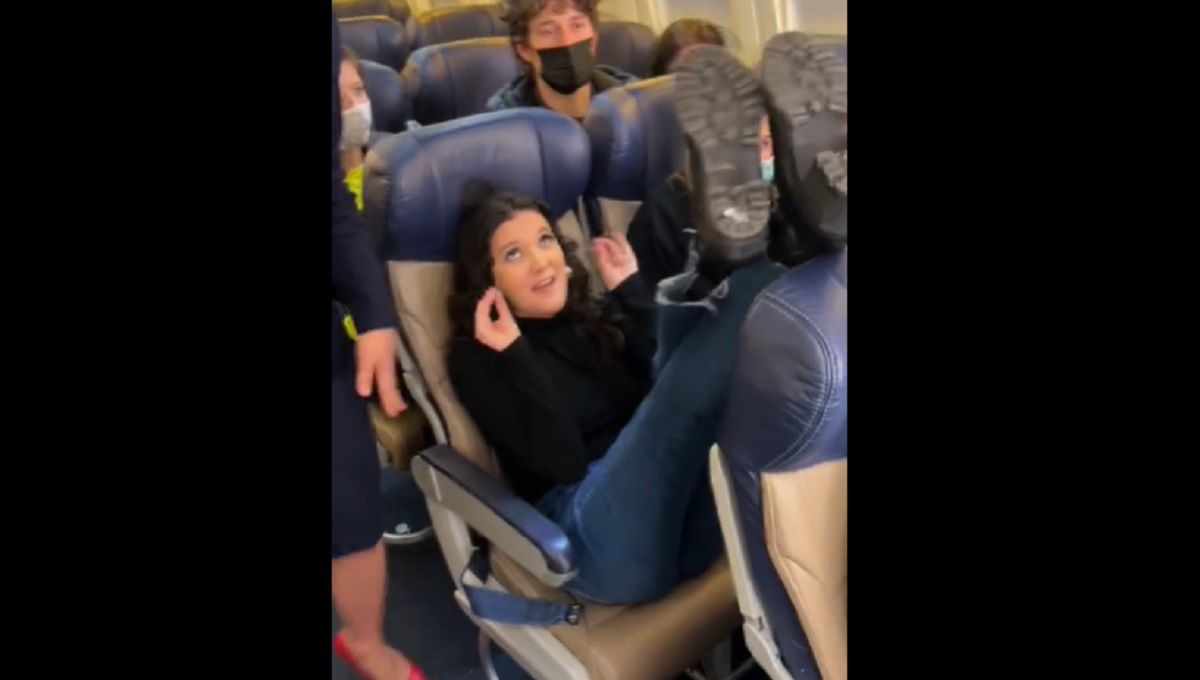 VIDEO: La verdad sobre #LadyChango, la mujer que se niega a usar cubrebocas en el avión 2 LadyChango