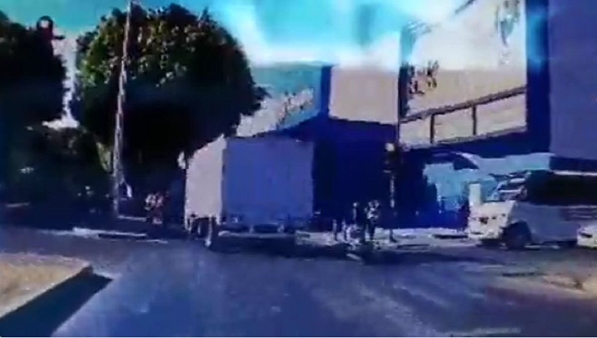 VIDEO: Motociclista resulta lesionado al ser embestido por un camión en el Bulevar 5 de Mayo 2 Motociclista1