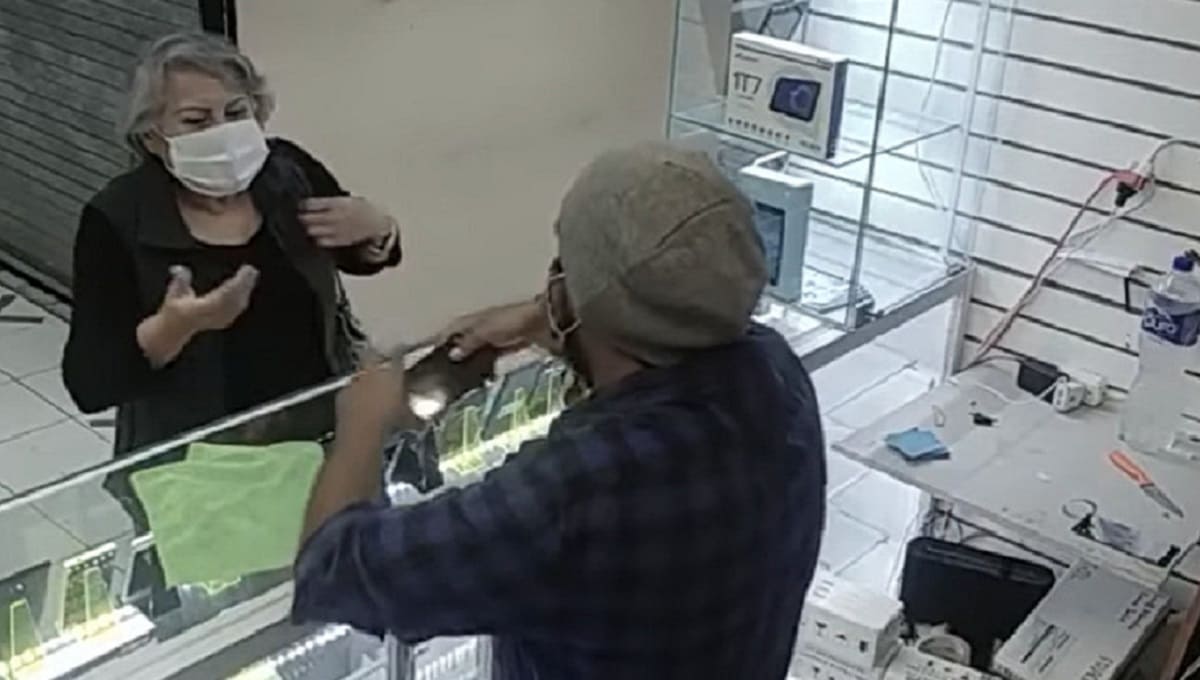 Mujer lleva su celular a reparar porque "no funciona" pero son sus hijos quienes no le llaman 2 abuelita lleva celular 1