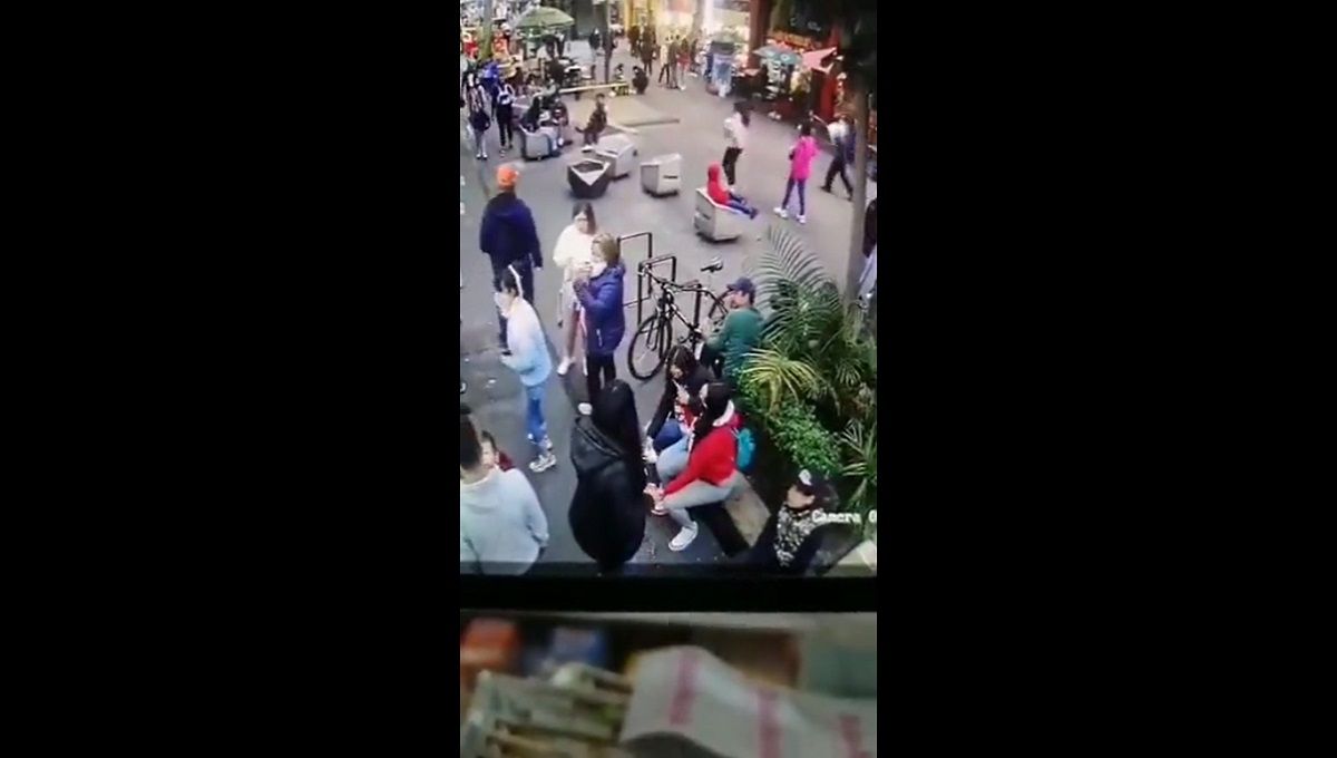 VIDEO: Mujer escupe y golpea a pareja LGBT+ porque son "mala influencia" para su hijo en CDMX 3 agresion lgbt cuauhtemoc