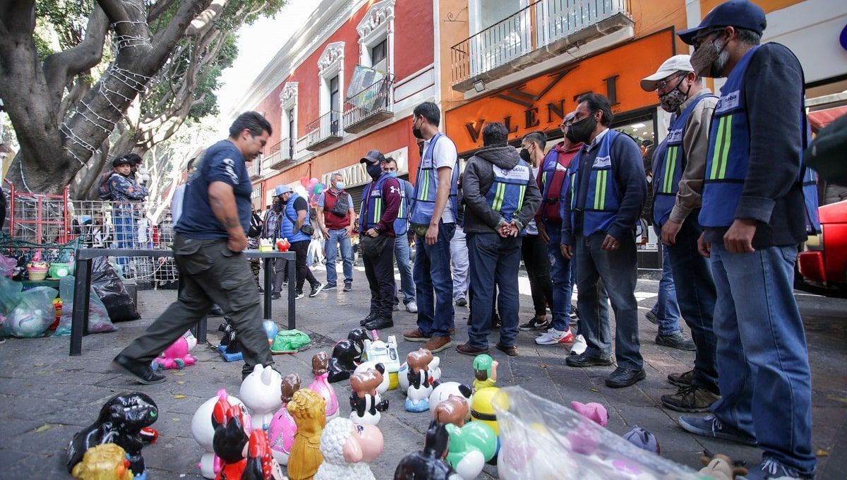 Ambulantes retan a Lalo Rivera: se instalan en la 5 de Mayo por Reyes Magos 7 ambulantes 3 min
