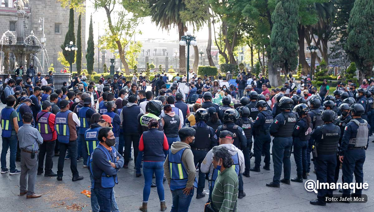 Presentarán denuncias contra ambulantes por herir a un policía y trabajador de Vía Pública en el zócalo 2 ambulantes y policia zocalo de puebla 6