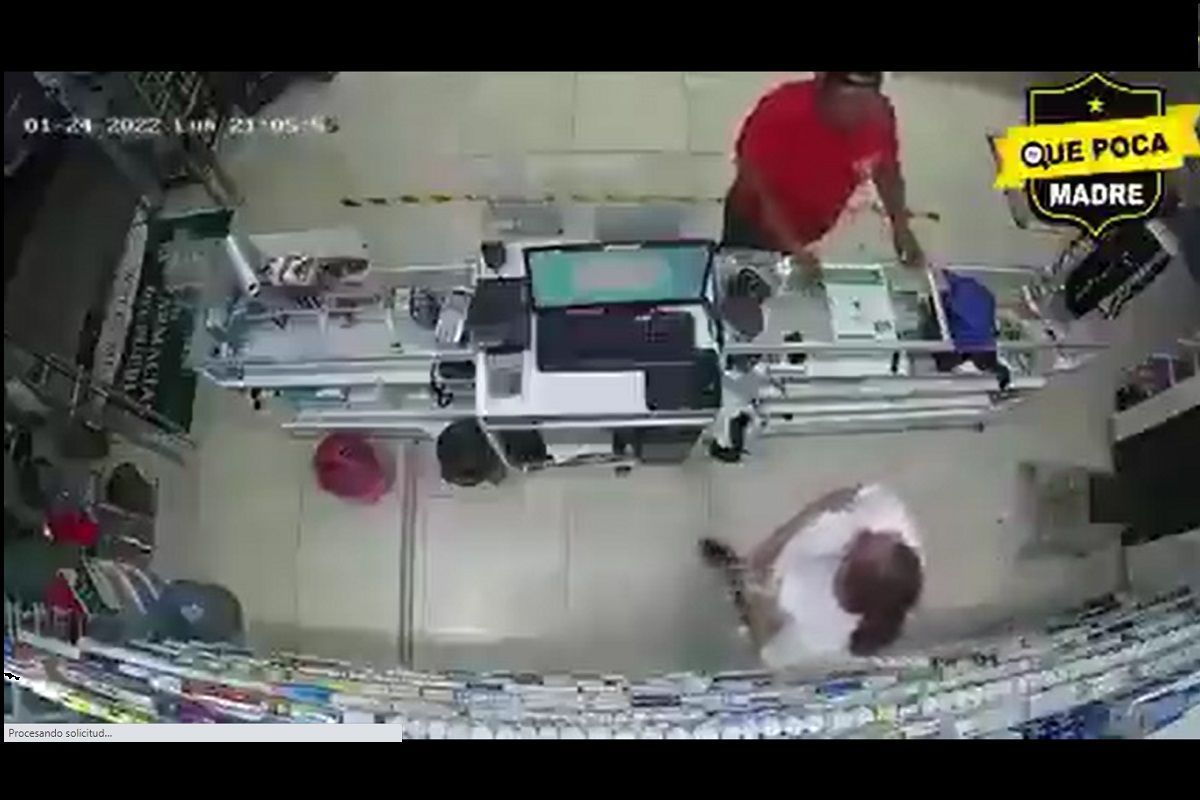 VIDEO: Sujeto asalta farmacia en Puerto Vallarta y pide "solo mil pesos, por favor" 2 asalto 1
