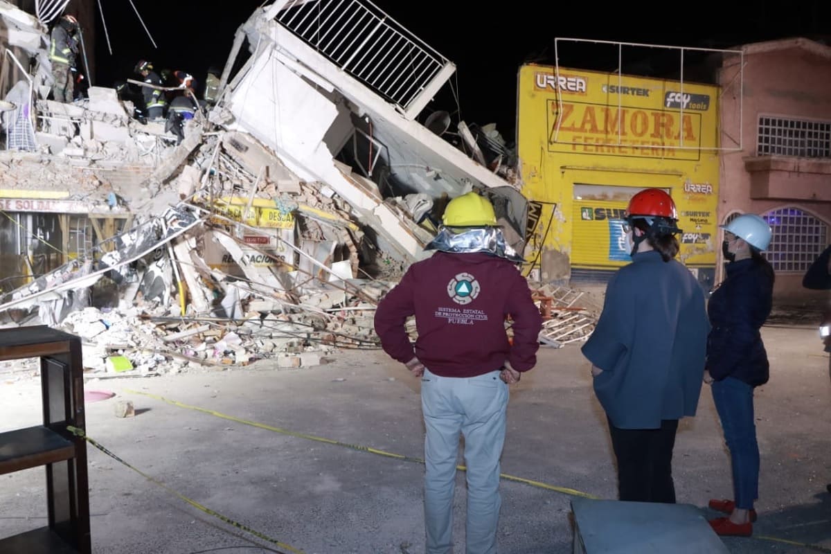 Rescata Bomberos del Estado dos cuerpos más en el Barrio de San Matías 1 bomberos rescata dos cuerpos san matias 1