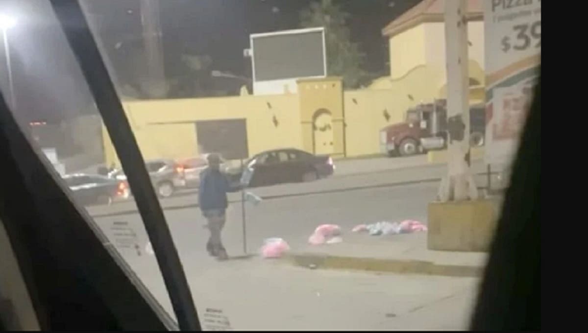 Desesperado tira todos sus algodones de azúcar porque nadie le compró ni uno 3 elevador 3
