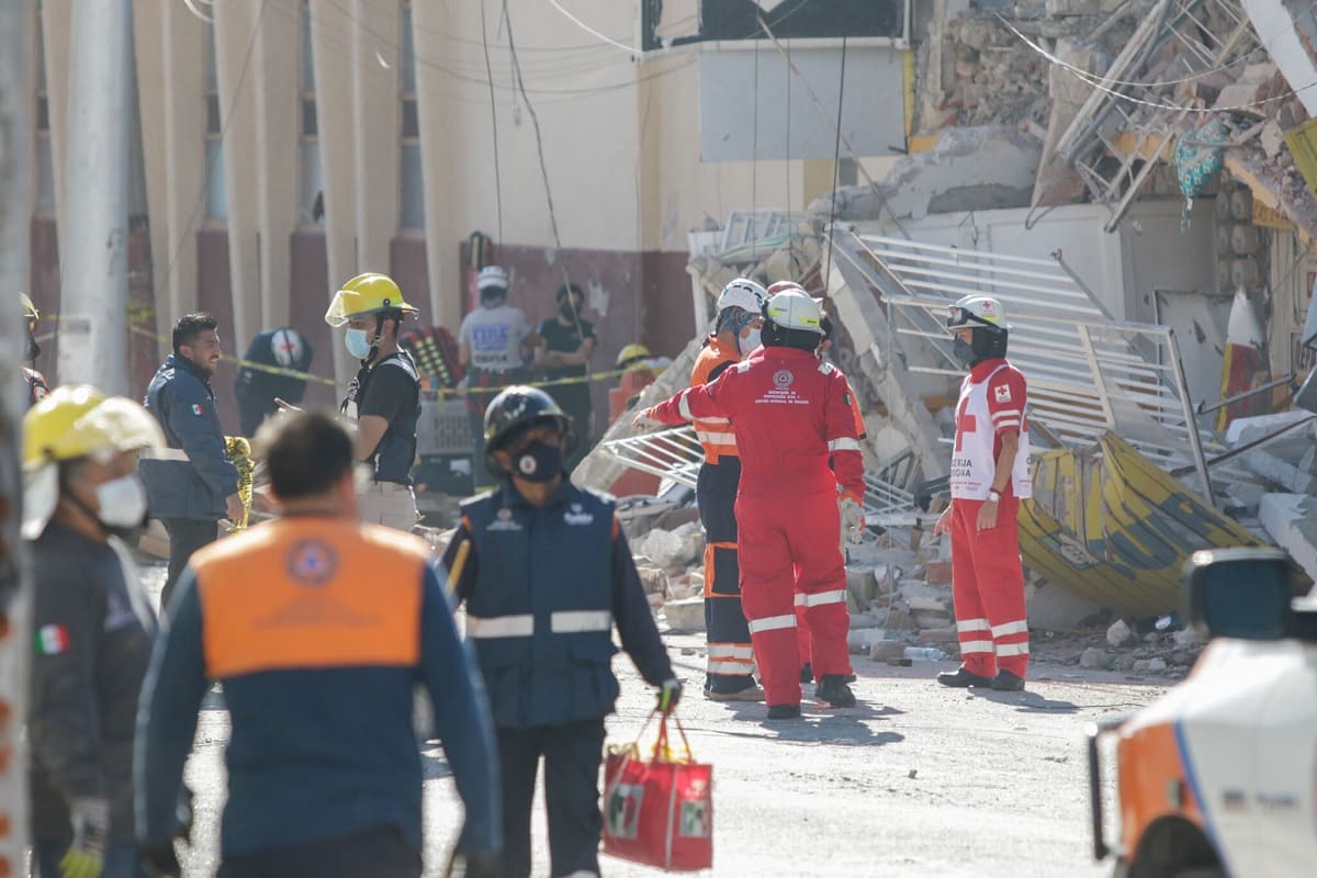PC espera rescatar a dos personas de los escombros de la explosión en la colonia Amor 2 rescate personas explosion colonia amor 1