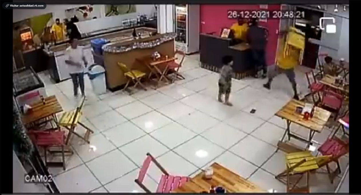 Como en la AAA: A sillazos detuvieron a un ladrón en un restaurante de Brasil (VIDEO) 2 sillazo restaurante brasil
