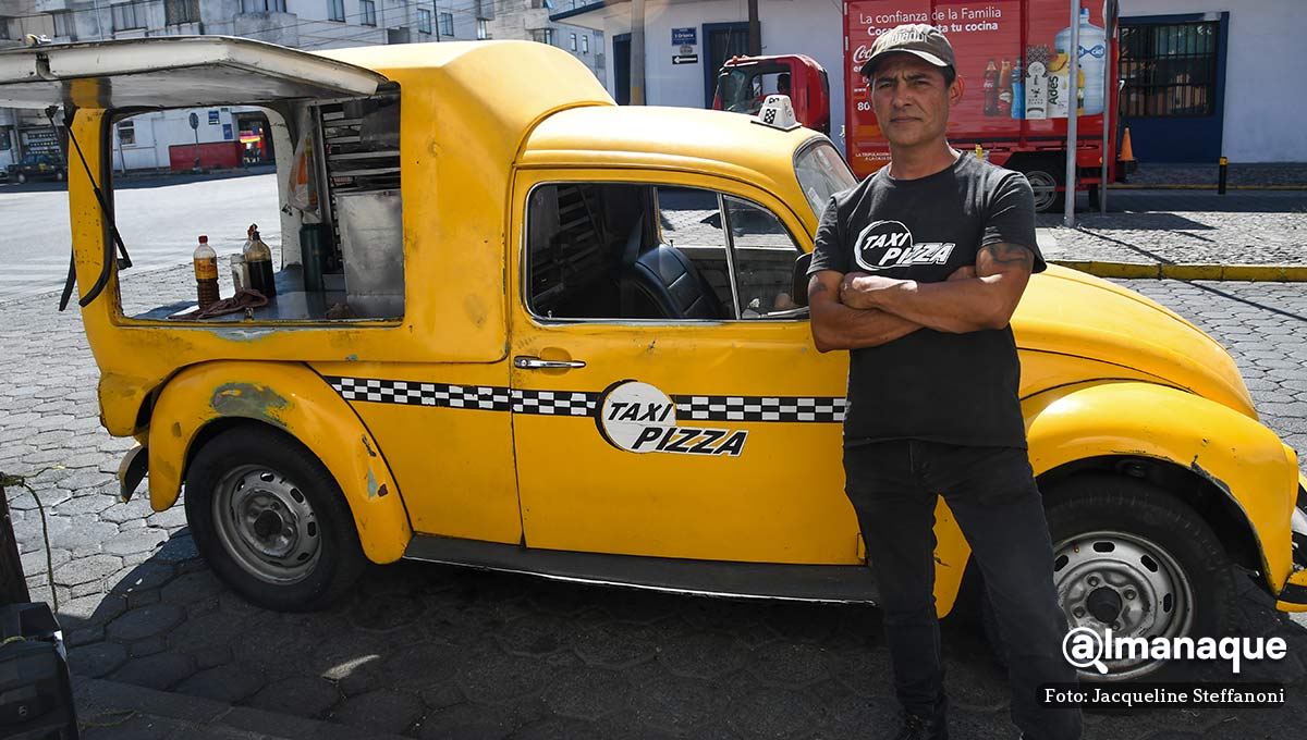 Taxi Pizza, el vocho que desde hace 21 años acompaña a los universitarios en Puebla 7 taxipizza CU Puebla 5