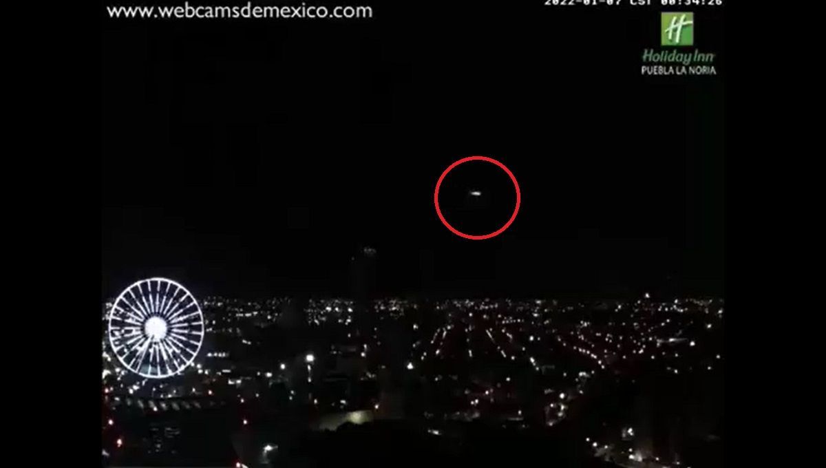 VIDEO: Captan meteorito entre el Popocatépetl y el Iztaccíhuatl en Puebla 2 webcams de