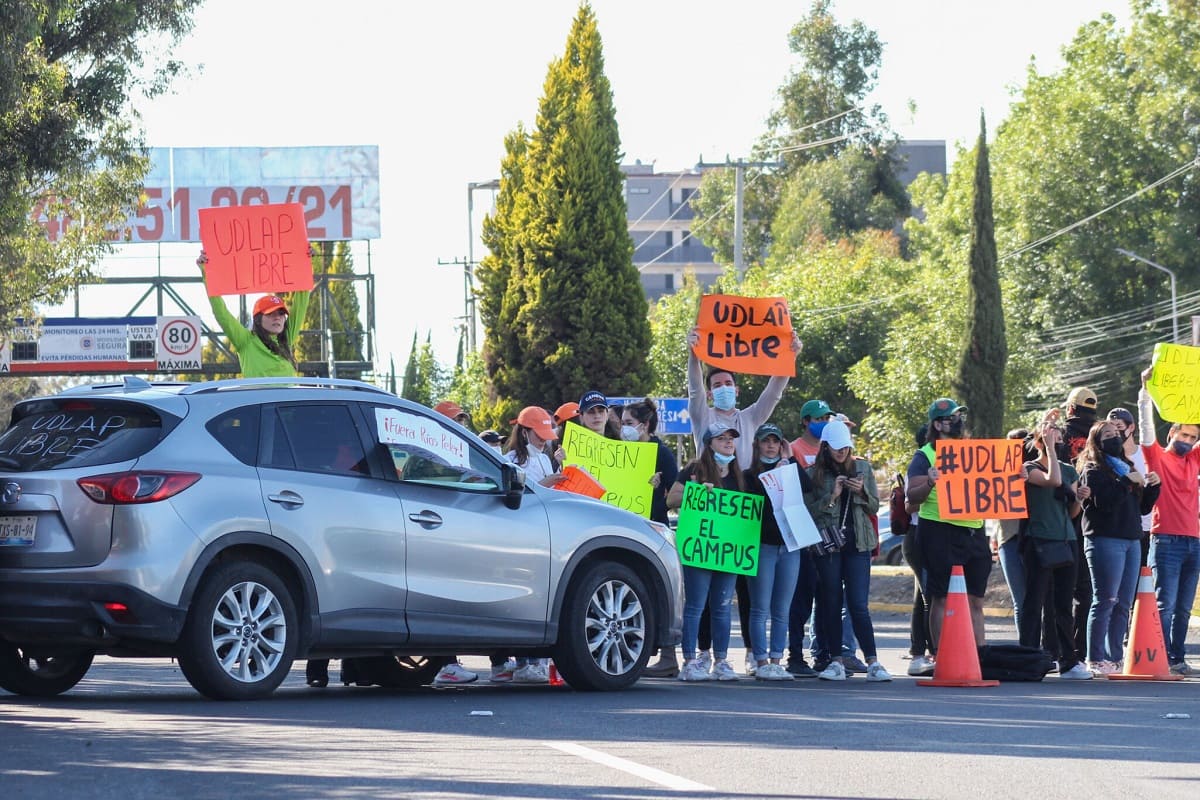 Por tercer día consecutivo, alumnos de la UDLAP cierran ambos sentidos de la Recta Cholula 4 1643927563166 1