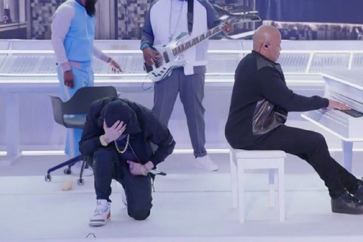VIDEO: Eminem hace seña prohibida contra el racismo durante el medio tiempo del Super Bowl 2 Eminem