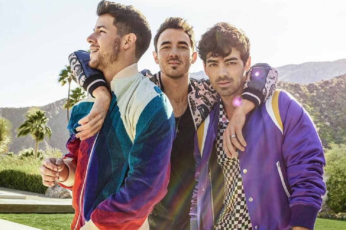 Nick Jomas sale corriendo del escenario