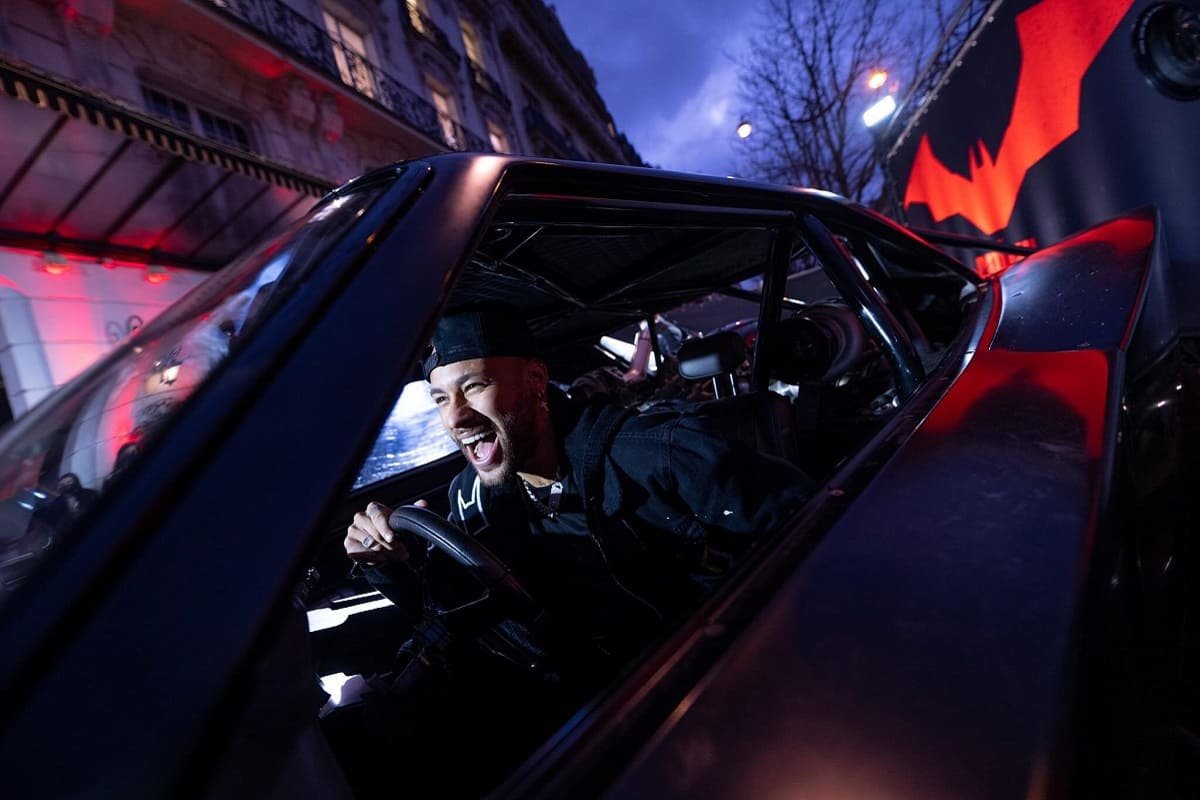 The Batman: Neymar llega a la premier a bordo del "batimóvil" 2 Neymar 1