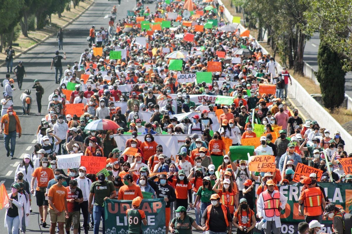 EN VIVO: Sin la rectora, inicia marcha de estudiantes UDLAP al zócalo 4 UDLAP manifestacion 1