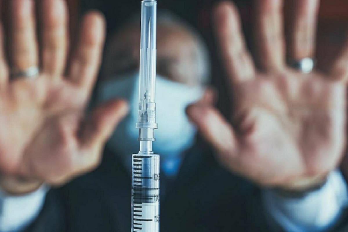 Padres rechazan sangre de vacunados contra COVID para cirugía de su hijo y les suspenden la patria potestad 3 antivacunas 1