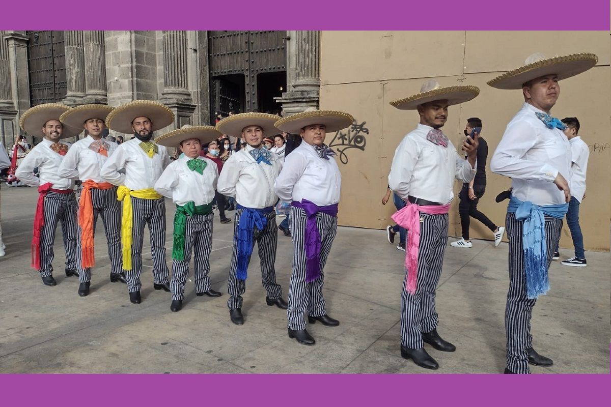 FOTO: Bailarines típicos forman bandera LGBT+ en Jalisco 4 bailarines tipicos guadalajara aniversario bandera lgbt 480
