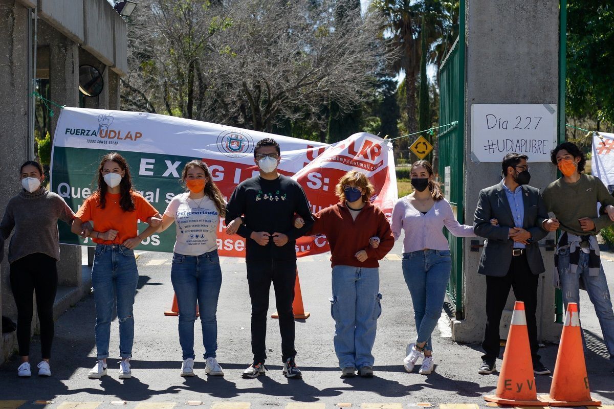 Con cadena humana, alumnos de la UDLAP impiden que jueza entregue el campus 4 cadena humana