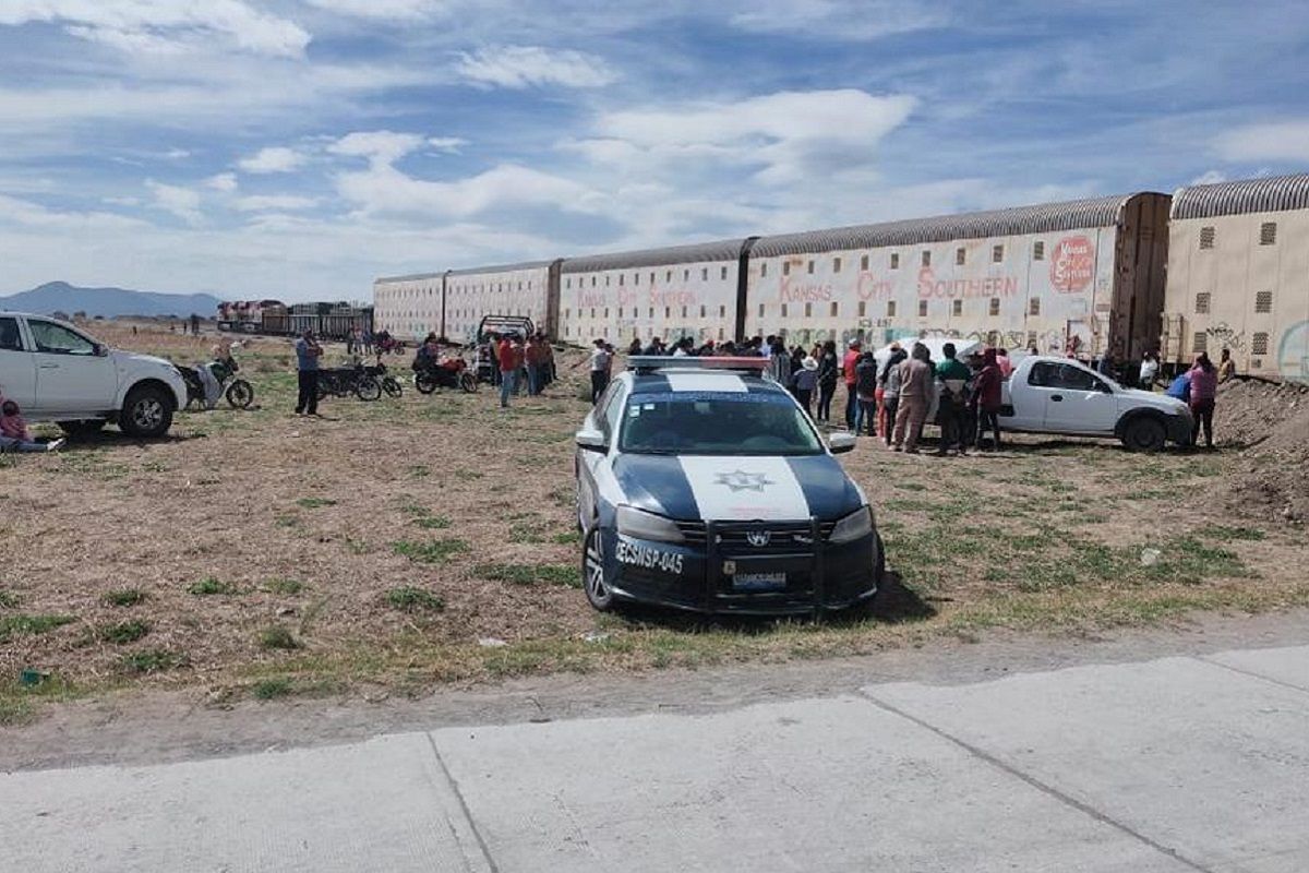 Por intentar ganarle el paso, combi choca contra tren en Tepeyahualco y deja un muerto 2 combi