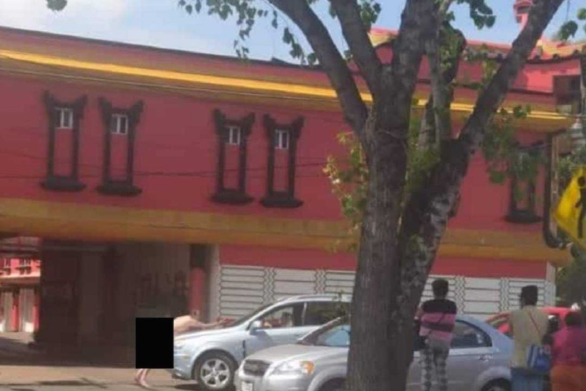 Sujeto desnudo hace berrinche afuera del Shanghai y lo bautizan como "el tóxico" 2 desnudo shanghai