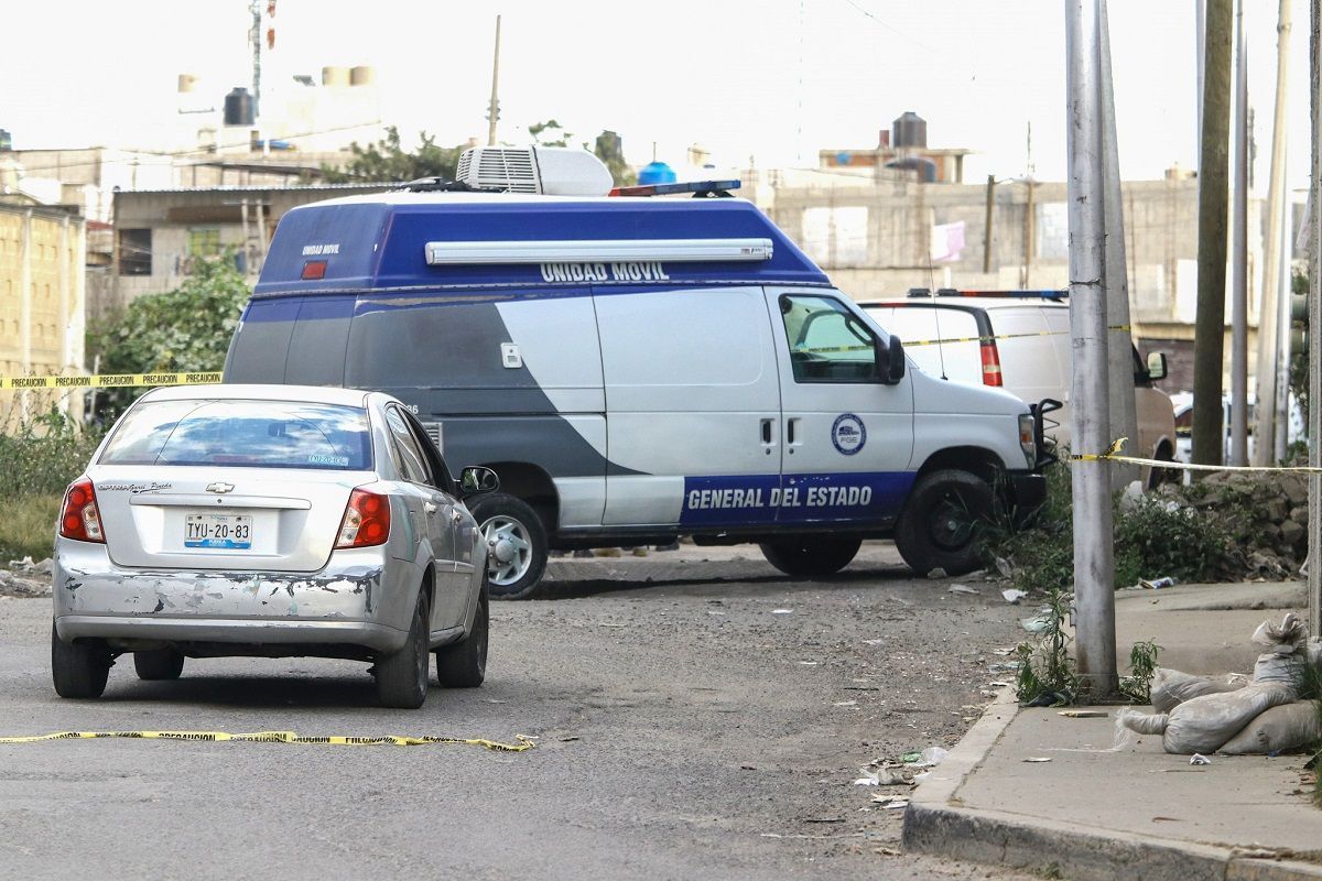 Hallan cadáver encobijado dentro de la cajuela de un Chevy en Cholula 2 encobijado