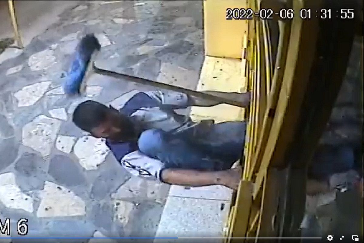 ¿No que muy lión? Corren a escobazos a asaltante de una panadería (VIDEO) 2 escobazos