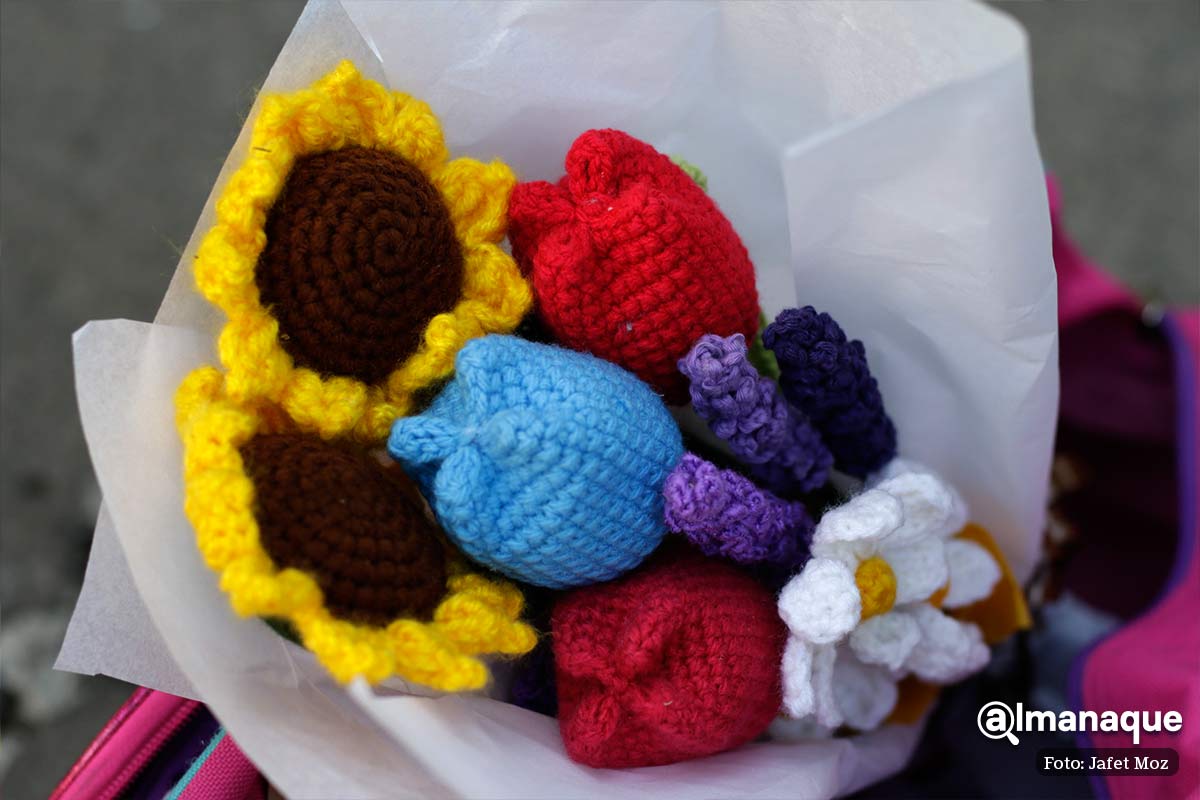 Flores tejidas, gelatinas y boxer tóxico, los regalos más accesibles para el 14 de febrero en Puebla 6 flores tejidas centro puebla 3