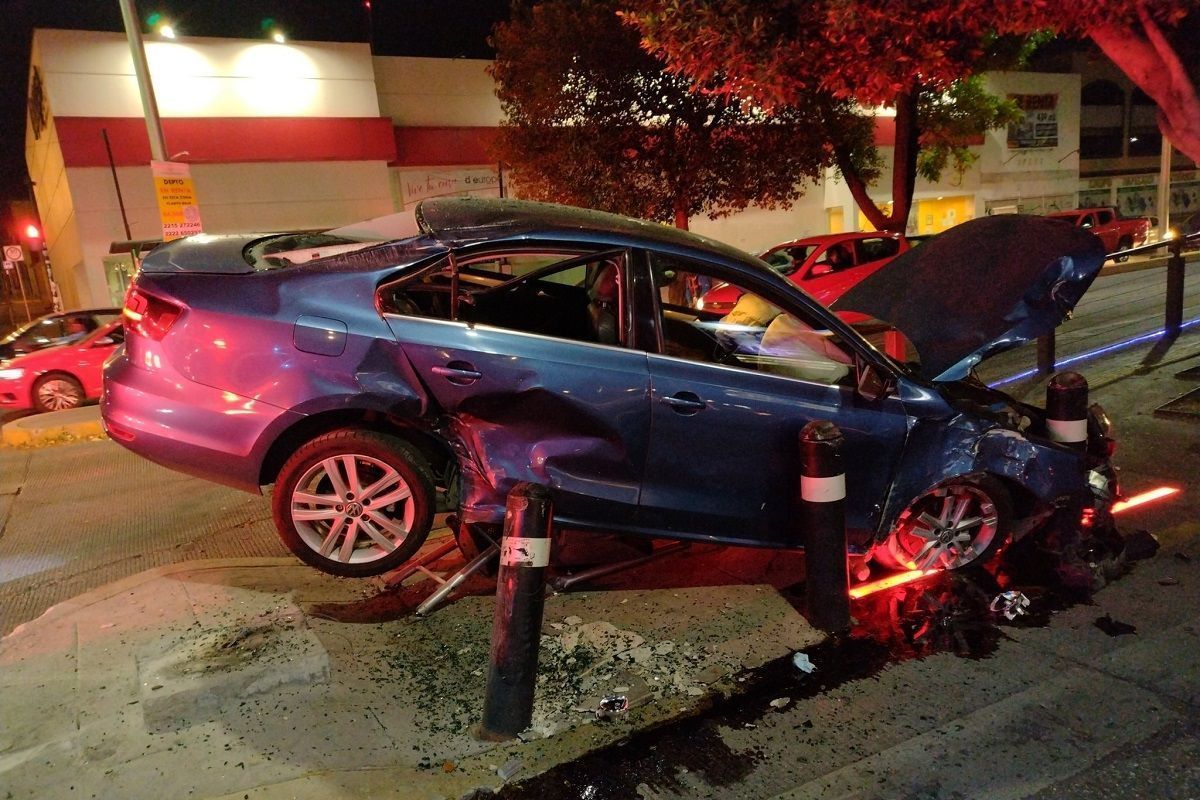 FOTOS: Conductor tira semáforo y se sube a los bolardos del paradero de RUTA en el Bulevar 5 de Mayo 3 jetta
