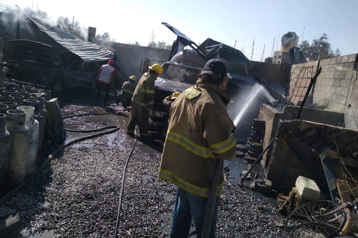 Explotan dos camionetas con tanques de gas LP en San Salvador Huixcolotla 3 tanques de gas LP en Huixcolotla 1