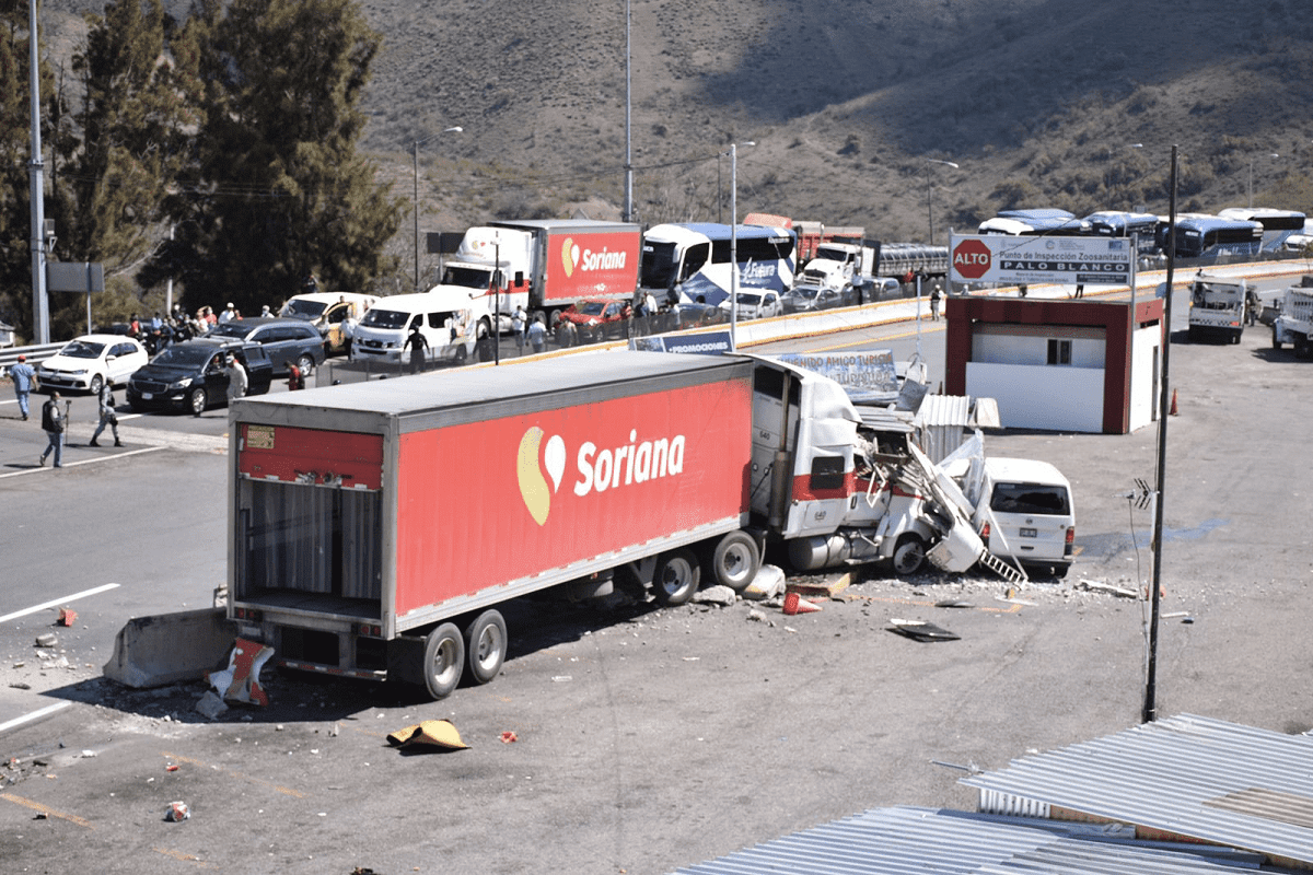 "No hay a quien acusar", dice la alcaldesa de Acapulco tras la agresión con tráiler a la GN en protesta de normalistas 3 trailer soriana 1