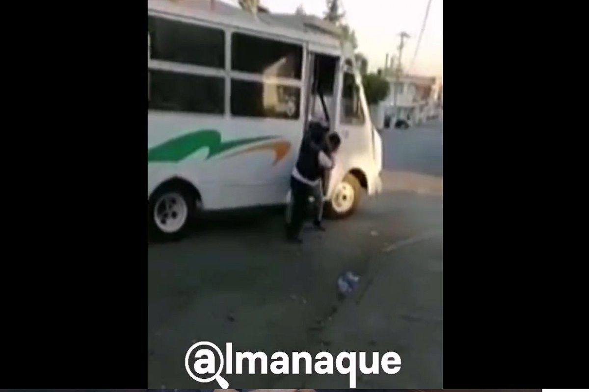 VIDEO: Transportistas de Puebla celebran su día con pelea a golpes por el amor de una chica 2 transportistas