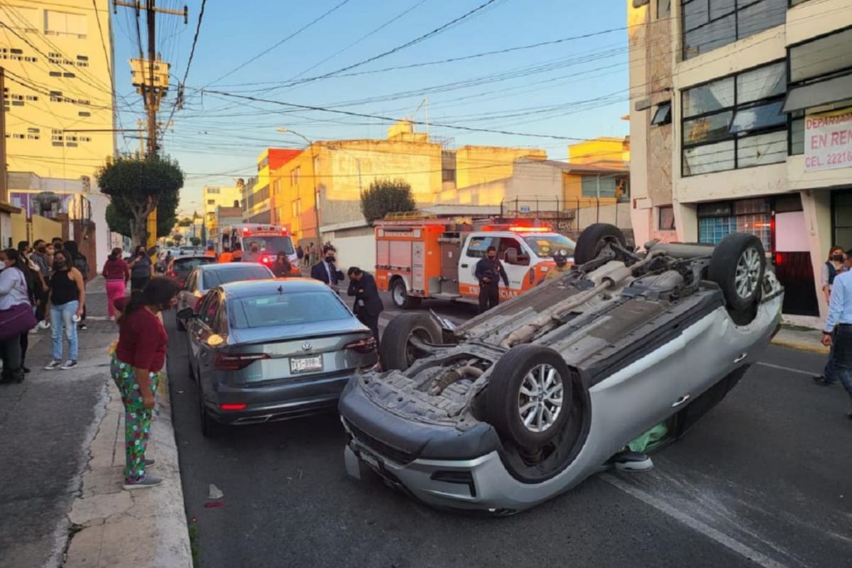 Fuerte choque provoca volcadura de camioneta en la 5 sur y 27 poniente de la capital 2 volcadura de camioneta 1