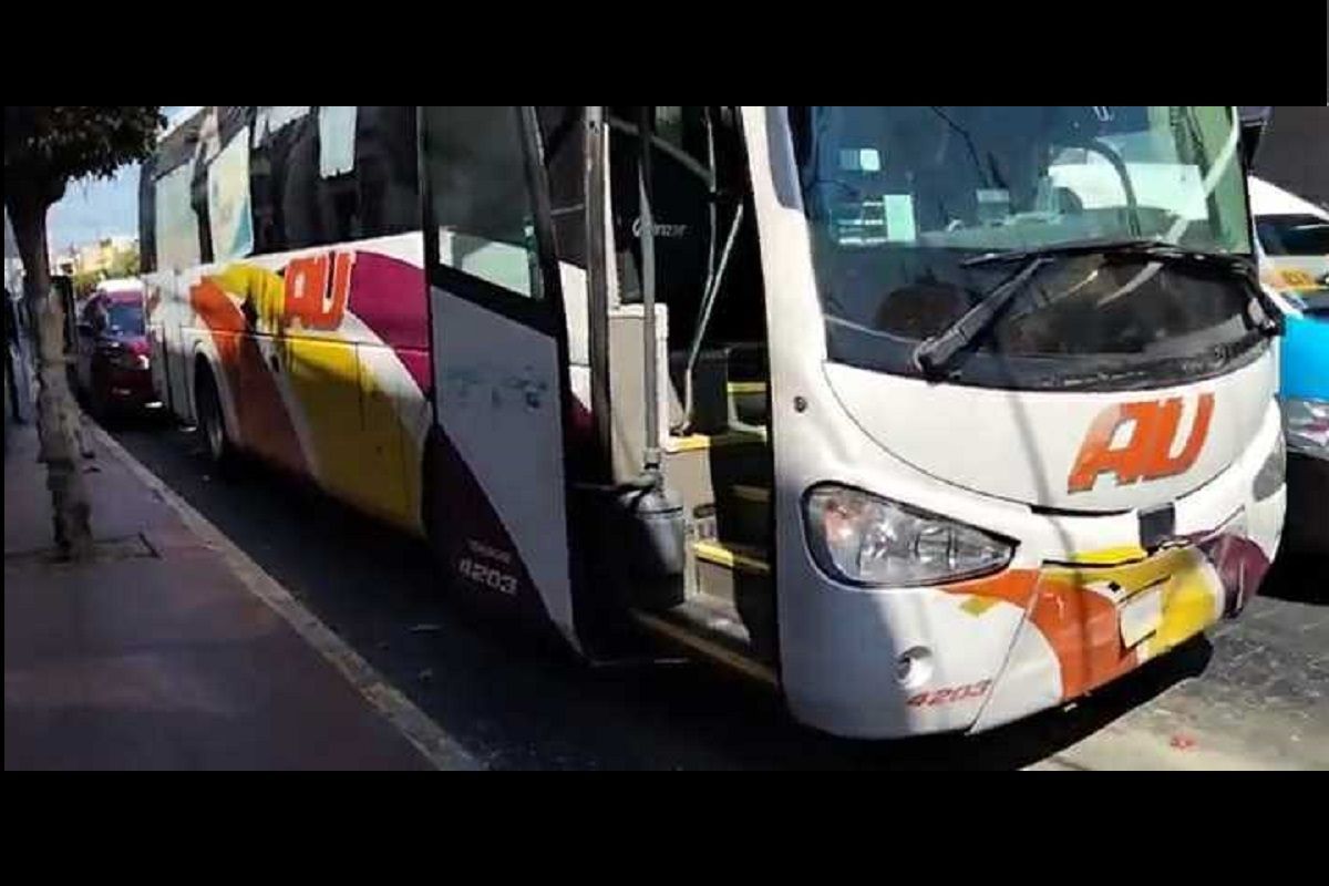 Autobús que viajaba a exceso de velocidad provoca carambola en Tehuacán 5 AU