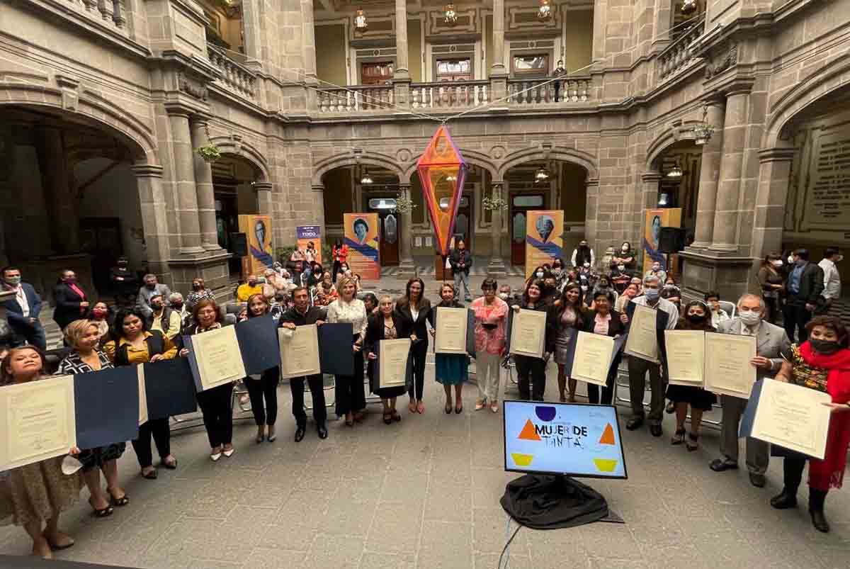 Mujer de tinta: Ayuntamiento de Puebla galardona a mujeres archivistas con 20 años de trayectoria 2 BAP