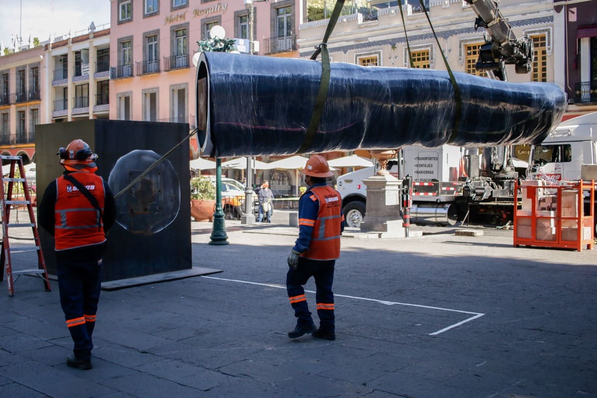 Inician colocación de la estatua "Tú" en el zócalo de Puebla 1 Estatua Tu puebla 1