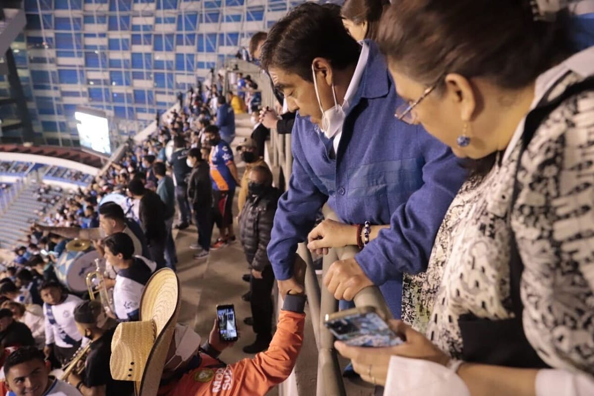 Barbosa no usa el palco del estadio Cuauhtémoc